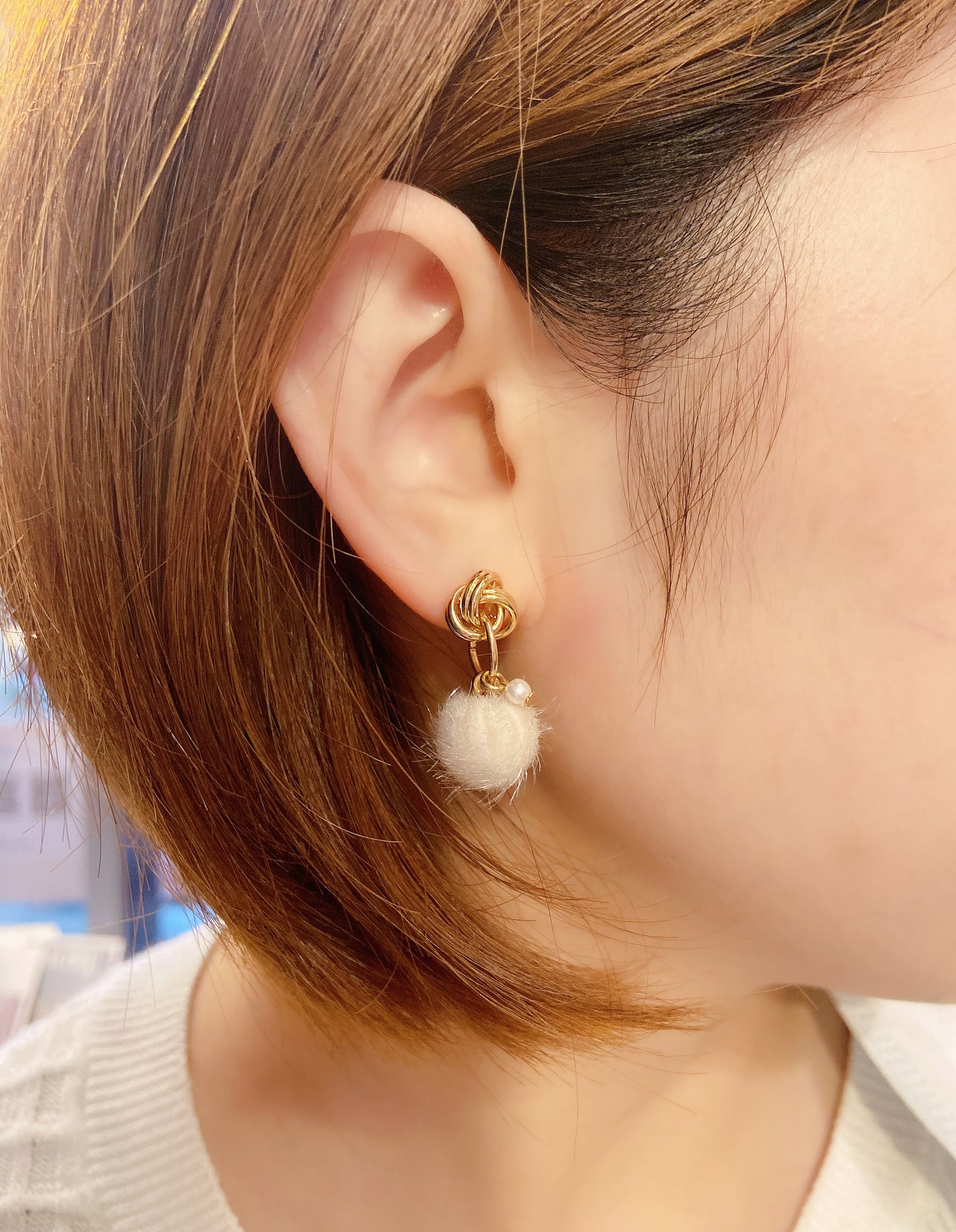 #EA0038 Earrings 毛球耳環